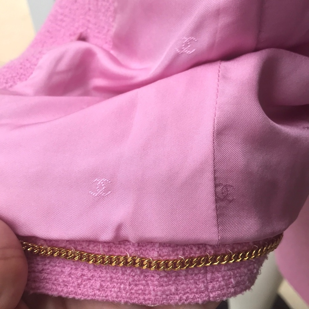 RARE  bubblegum coloured CHANEL SUIT. - Picture 8 of 8